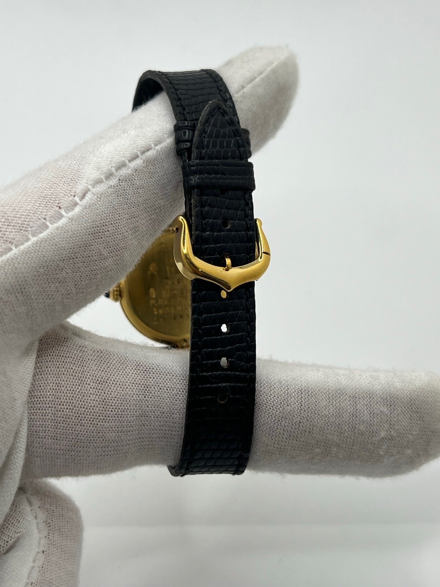 Montre Cartier Must de Cartier Vendome pour femme, boîtier argent de 24 mm avec cadran noir sans chiffres, mouvement quartz précis, verre saphir résistant aux rayures, bracelet cuir noir avec boucle ardillon en acier. État d’occasion très bon, livrée avec coffret d’origine. Élégante et intemporelle, idéale pour collection ou usage quotidien.