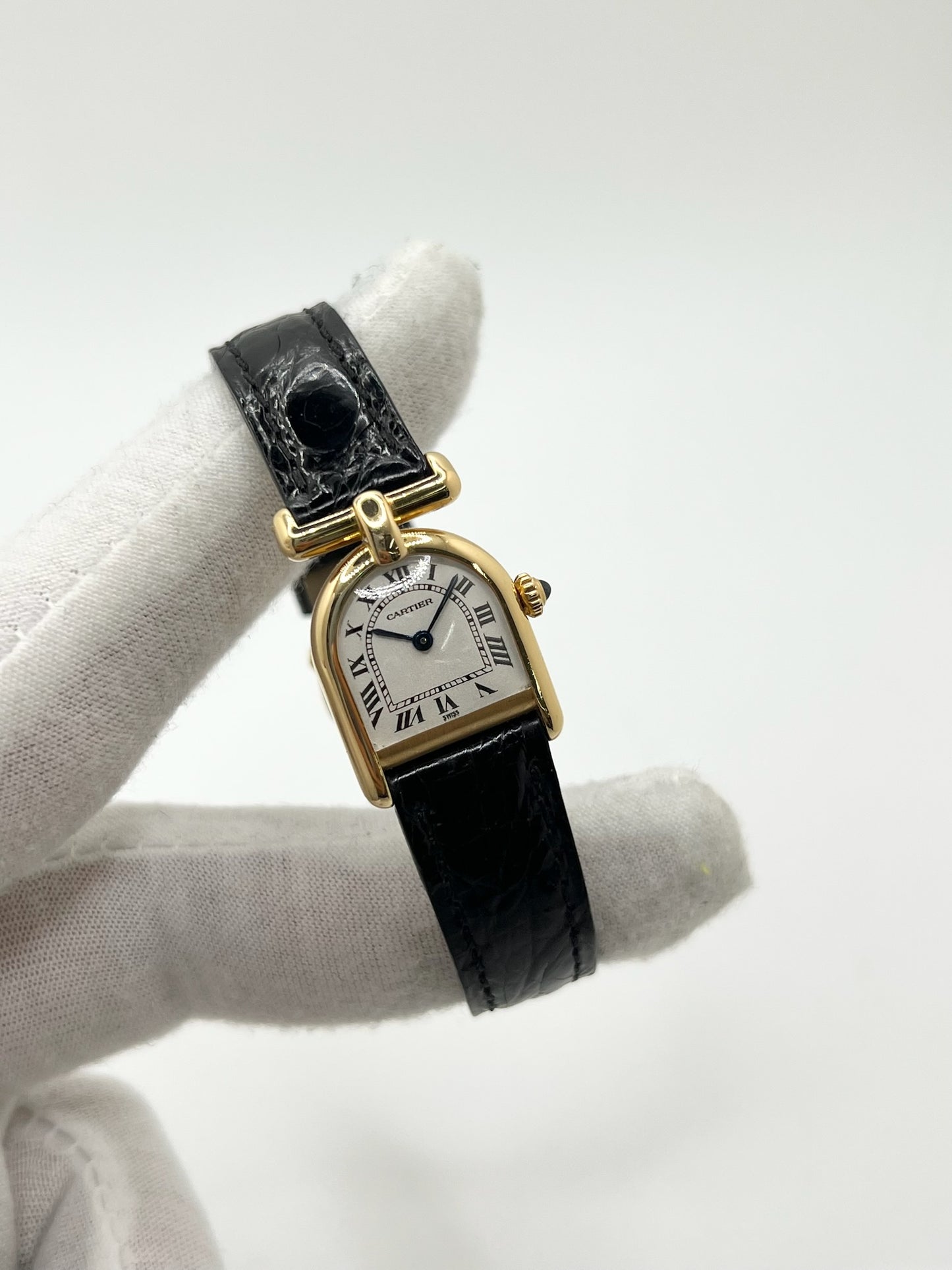 Montre Cartier modèle Calandre pour femme élégante en or jaune avec boîtier rectangulaire de 18 x 26 mm, lignes raffinées et design iconique des années 1980. Cadran blanc lumineux orné de chiffres romains noirs, protégé par un verre minéral. Mouvement à quartz assurant une lecture précise de l’heure. Bracelet en cuir de crocodile noir apportant une touche sophistiquée, équipé d’une boucle ardillon en acier. Modèle vintage en très bon état, présentant de légères micro-rayures superficielles liées à l’âge.