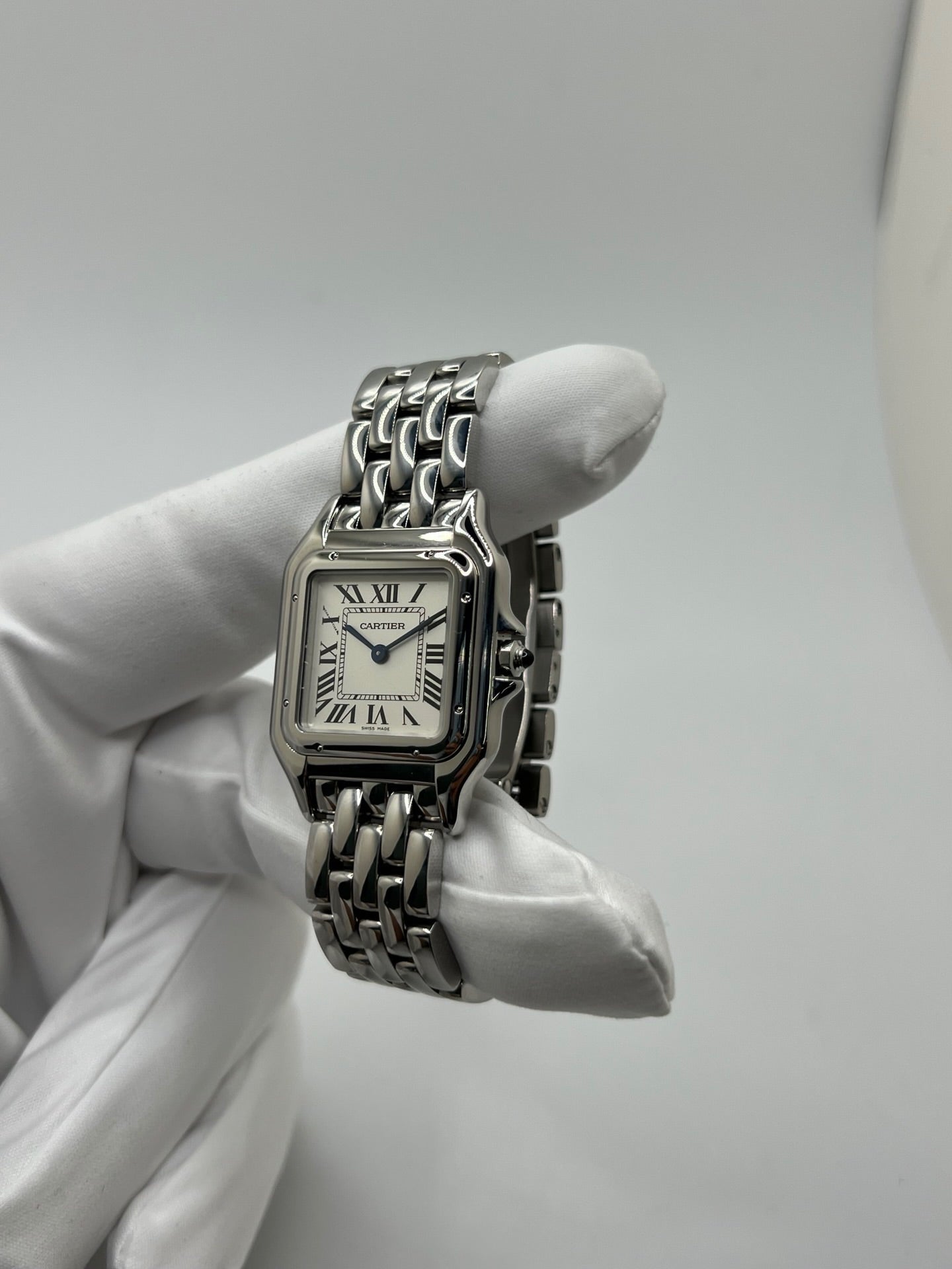 Montre Cartier Panthère WSPN0007 pour femme en acier avec boîtier de 27 x 37 mm et cadran argent à chiffres romains. Modèle quartz élégant équipé de verre saphir et bracelet acier avec boucle pliante, combinant confort et style raffiné. Montre iconique de la collection Panthère, idéale pour un usage quotidien ou une occasion spéciale. Pièce d’occasion en très bon état, révisée, livrée avec coffret et papiers d’origine.