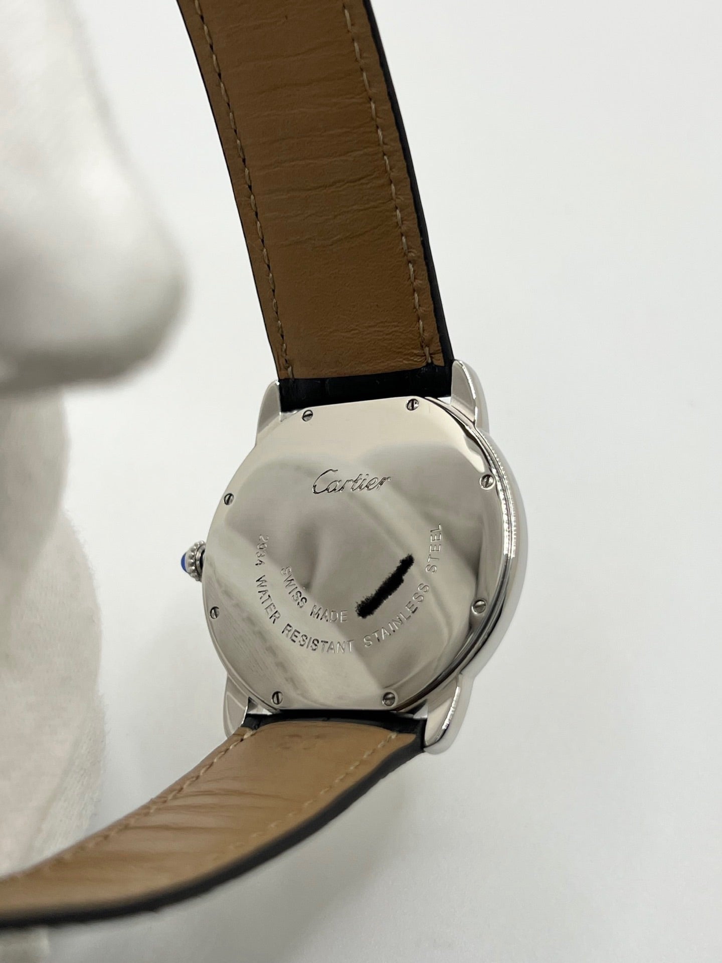 Montre Cartier Ronde Solo en acier avec cadran argent à chiffres romains, mouvement quartz et fonction date. Boîtier rond 36 x 39 mm avec verre saphir et étanchéité 3 ATM. Bracelet en cuir noir avec boucle ardillon en acier. Design classique et élégant, idéal pour homme ou unisexe. Montre d’occasion en très bon état, révisée, avec coffret d’origine.