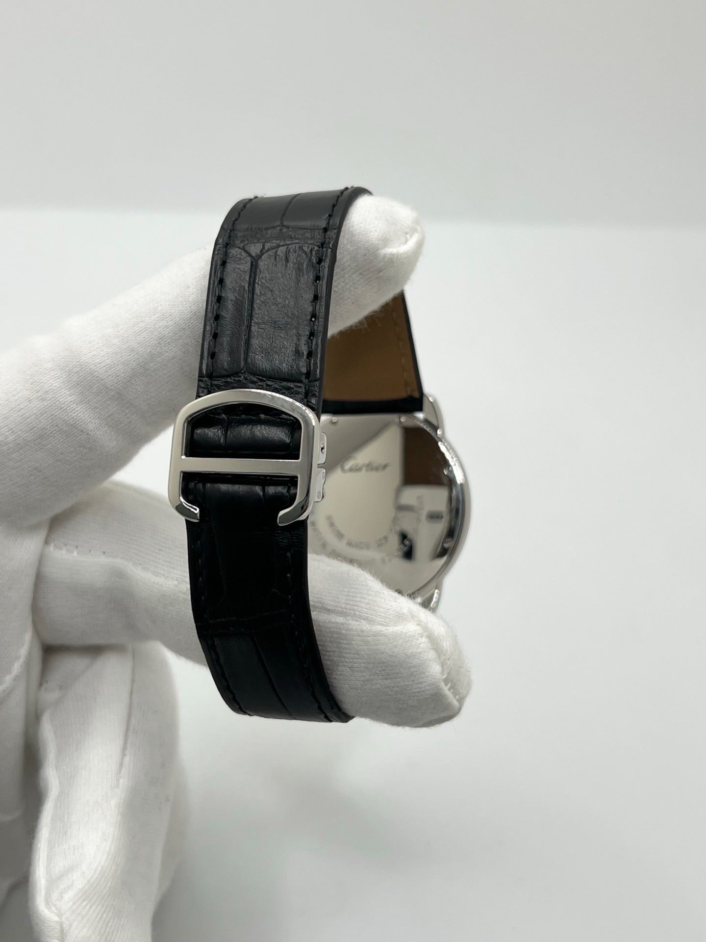Montre Cartier Ronde Solo en acier avec cadran argent à chiffres romains, mouvement quartz et fonction date. Boîtier rond 36 x 39 mm avec verre saphir et étanchéité 3 ATM. Bracelet en cuir noir avec boucle ardillon en acier. Design classique et élégant, idéal pour homme ou unisexe. Montre d’occasion en très bon état, révisée, avec coffret d’origine.