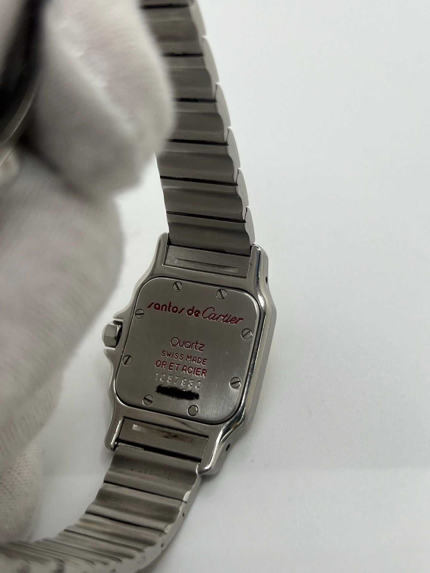 Montre Cartier Santos Galbée Lady référence 1057930 en or et acier, format 24 x 35 mm, équipée d’un mouvement quartz calibre 157. Modèle pour femme avec cadran blanc à chiffres romains, bracelet assorti et verre saphir. Pièce d’occasion en très bon état avec légères traces d’usage, livrée avec coffret d’origine.