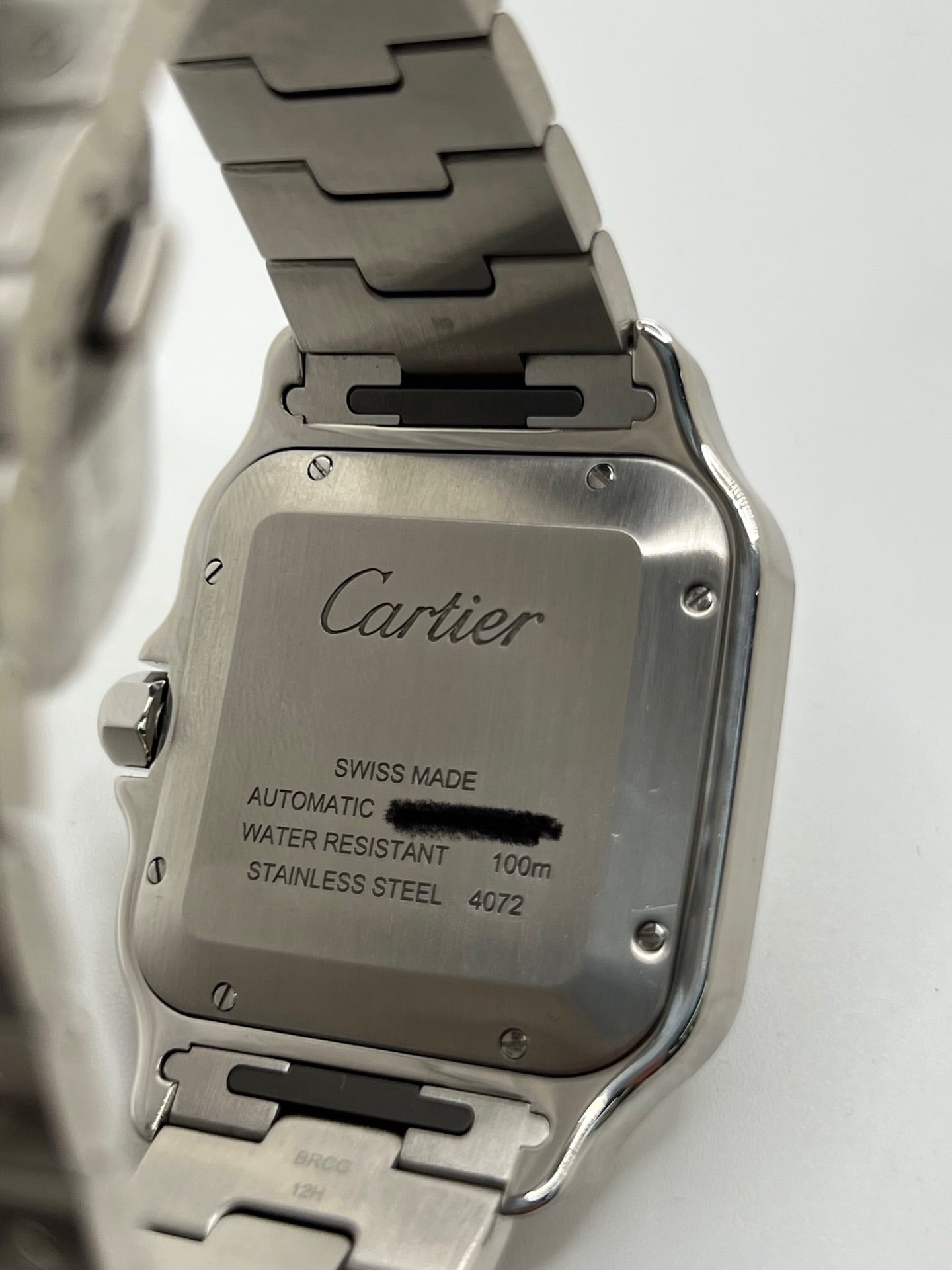 Montre Cartier Santos WSSA0030 en acier avec boîtier carré de 39,8 x 40 mm, cadran bleu à chiffres romains et aiguilles luminescentes. Modèle automatique équipé du calibre 1847 MC avec fonction date et verre saphir. Bracelet acier avec boucle déployante assurant confort et élégance. Montre de luxe sportive et iconique, idéale pour un usage quotidien ou une collection horlogère raffinée. Pièce d’occasion en très bon état, révisée, avec coffret et papiers d’origine.