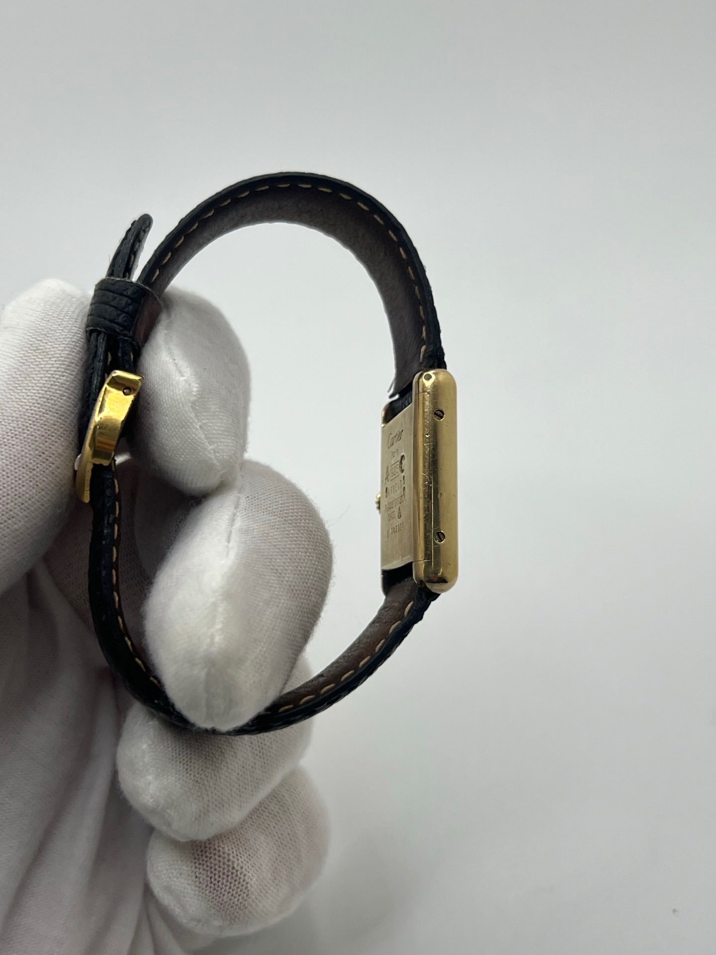 Montre Cartier Tank Must Vermeil référence 5057001 pour femme, boîtier en argent 20 x 28 mm, cadran noir sans chiffres et bracelet en cuir de lézard noir. Modèle à mouvement quartz, en bon état avec traces d’usure légères. Montre élégante au style intemporel, idéale pour un look sophistiqué et raffiné. Parfaite pour les amateurs de pièces vintage.