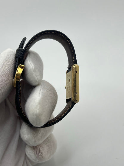 Montre Cartier Tank Must Vermeil référence 5057001 pour femme, boîtier en argent 20 x 28 mm, cadran noir sans chiffres et bracelet en cuir de lézard noir. Modèle à mouvement quartz, en bon état avec traces d’usure légères. Montre élégante au style intemporel, idéale pour un look sophistiqué et raffiné. Parfaite pour les amateurs de pièces vintage.