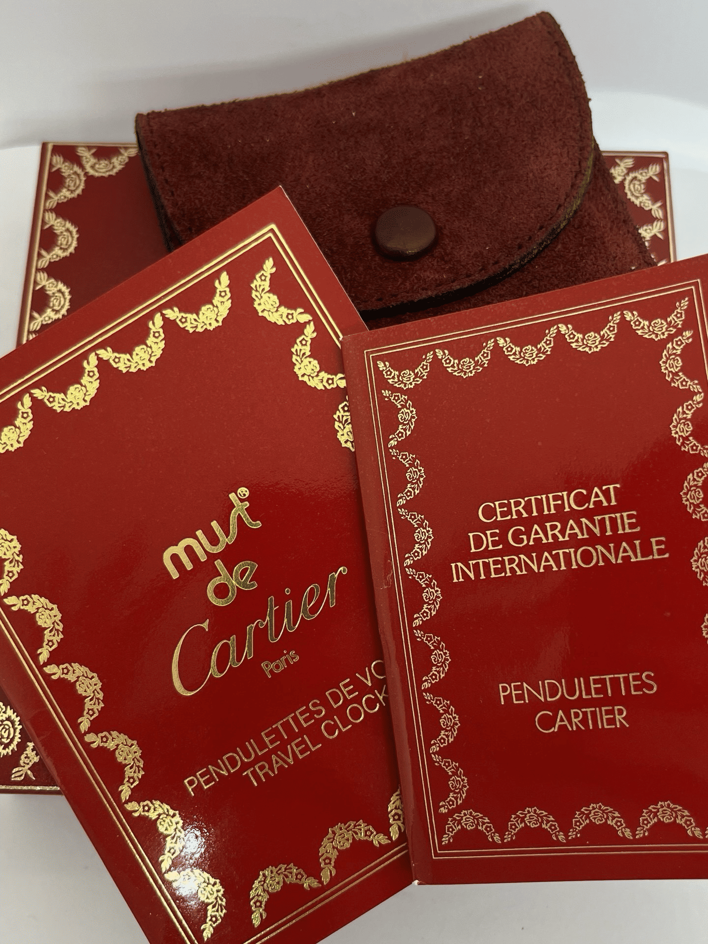 Découvrez l’authenticité et le raffinement d’une pendule Cartier vintage, livrée avec son set complet d’origine, incluant l’écrin et les documents. Véritable objet de collection, cette pièce horlogère reflète le style emblématique de la maison Cartier, mêlant luxe discret et esthétique classique. Un accessoire d’exception pour les passionnés d’horlogerie et de design vintage. 