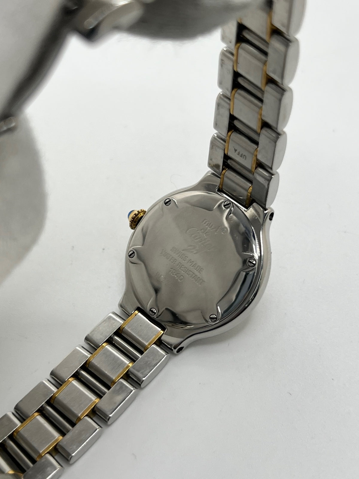 Montre Cartier 21 Must de Cartier référence 1340, modèle vintage au design intemporel. Cette montre de luxe présente un boîtier en acier de 28 mm, un bracelet bicolore en acier et or ainsi qu’un cadran argenté. Équipée d’un mouvement quartz suisse à 7 rubis et d’un verre saphir, elle offre une étanchéité de 3 ATM. Élégante et raffinée, cette Cartier 21 vintage allie le savoir-faire horloger de Cartier à un style classique et sophistiqué.
