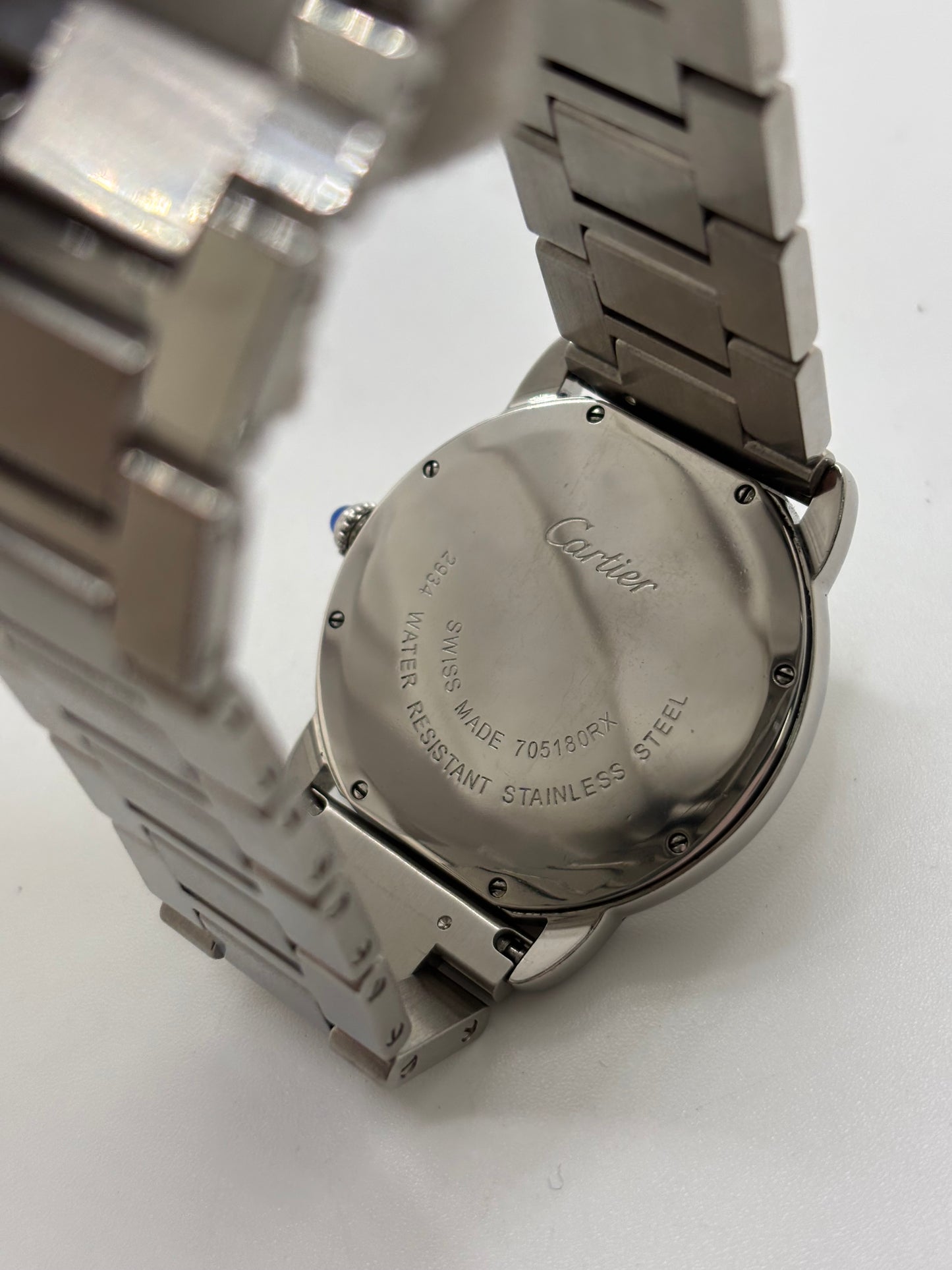 Montre Cartier Ronde Solo de Cartier 2934 en acier avec boîtier de 36 mm, mouvement à quartz et cadran argent orné de chiffres romains. Dotée d'un verre saphir, d'un bracelet en acier avec boucle déployante double pli et d'un guichet date, cette montre de luxe d'occasion allie élégance et fiabilité. En très bon état, elle présente seulement de légères traces d'usure. Un modèle intemporel, idéal pour un usage quotidien ou pour enrichir une collection.
