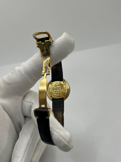 Montre Cartier Trinity référence 2735 pour femme en argent avec boîtier de 27 mm, cadran blanc à chiffres romains et verre saphir. Cette montre Cartier Trinity à mouvement quartz est équipée d’un bracelet en cuir avec boucle déployante en acier. Son design intemporel et élégant en fait une montre de luxe vintage idéale pour les collectionneuses ou pour un usage quotidien. Modèle d’occasion en très bon état, avec de légères traces d’usure, livré avec son coffret d’origine.
