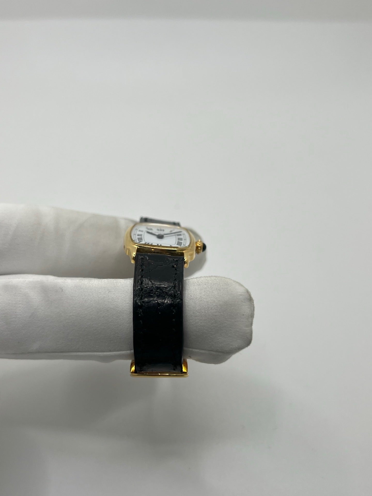 Montre Cartier Chambord 7825 pour femme, équipée d’un mouvement quartz et d’un boîtier en or jaune de 21 mm. Ce modèle d’occasion en très bon état présente un cadran blanc à chiffres romains, un verre minéral et un bracelet en cuir de crocodile noir avec boucle ardillon en or jaune. Élégante et intemporelle, la Cartier Chambord 7825 séduit par son style raffiné et son design classique, idéale pour les passionnées de montres de luxe vintage.