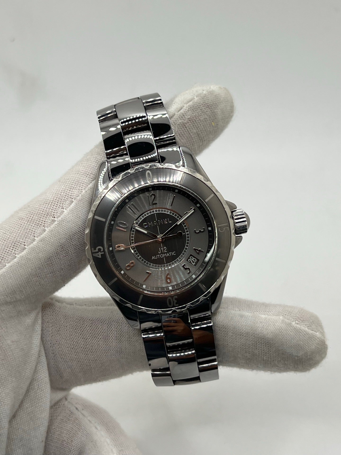 Cette montre iconique de la maison Chanel allie sportivité, élégance et modernité. Son boîtier et son bracelet entièrement réalisés en céramique high-tech offrent une résistance exceptionnelle aux rayures et un confort incomparable au poignet.