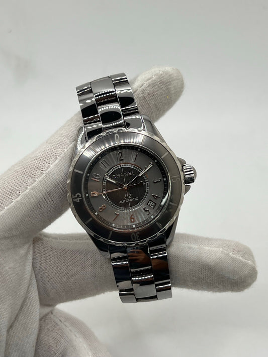 Cette montre iconique de la maison Chanel allie sportivité, élégance et modernité. Son boîtier et son bracelet entièrement réalisés en céramique high-tech offrent une résistance exceptionnelle aux rayures et un confort incomparable au poignet.