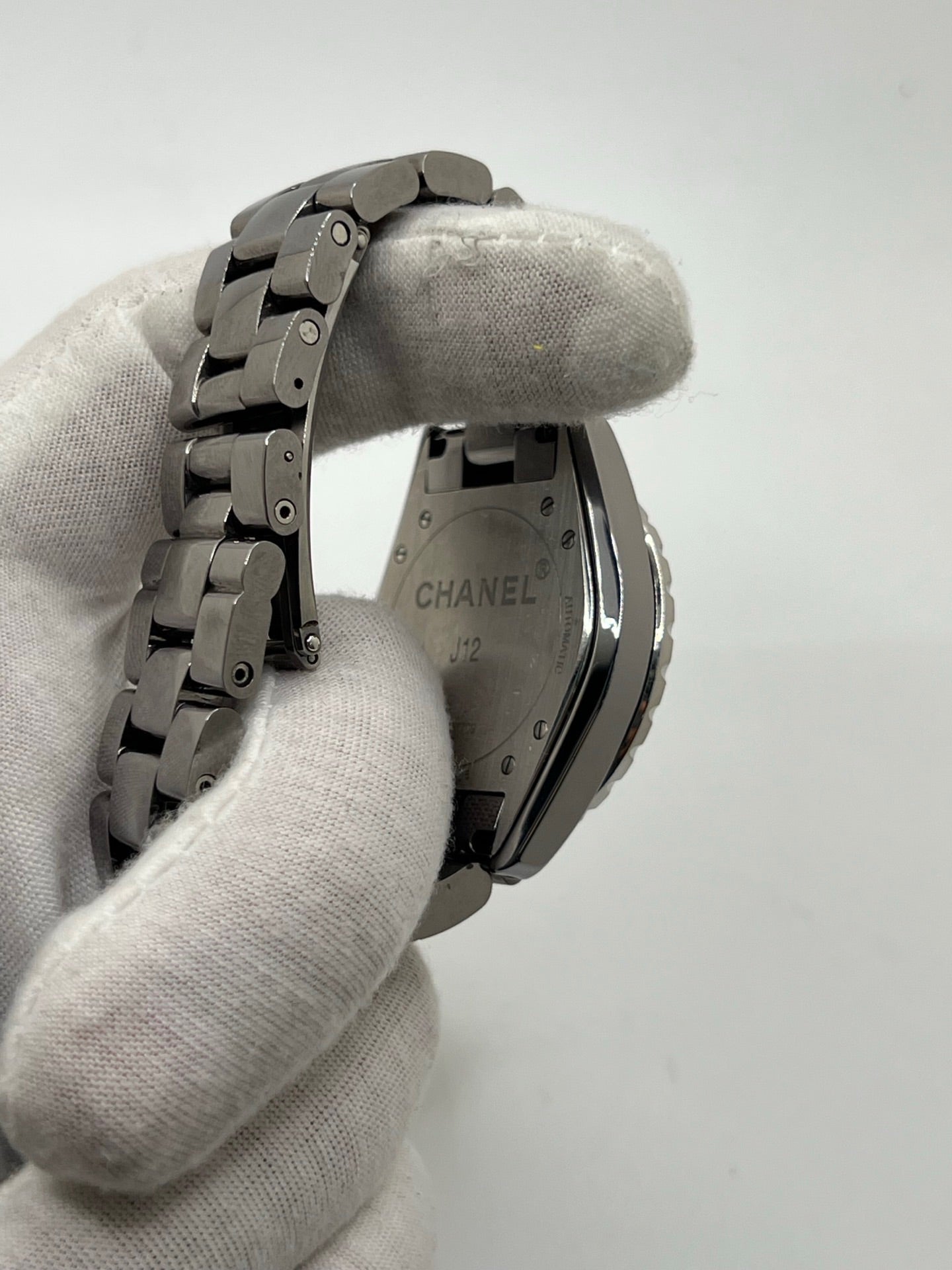 Cette montre iconique de la maison Chanel allie sportivité, élégance et modernité. Son boîtier et son bracelet entièrement réalisés en céramique high-tech offrent une résistance exceptionnelle aux rayures et un confort incomparable au poignet.