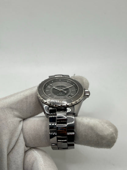 Cette montre iconique de la maison Chanel allie sportivité, élégance et modernité. Son boîtier et son bracelet entièrement réalisés en céramique high-tech offrent une résistance exceptionnelle aux rayures et un confort incomparable au poignet.