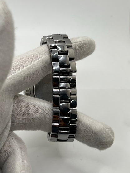 Cette montre iconique de la maison Chanel allie sportivité, élégance et modernité. Son boîtier et son bracelet entièrement réalisés en céramique high-tech offrent une résistance exceptionnelle aux rayures et un confort incomparable au poignet.