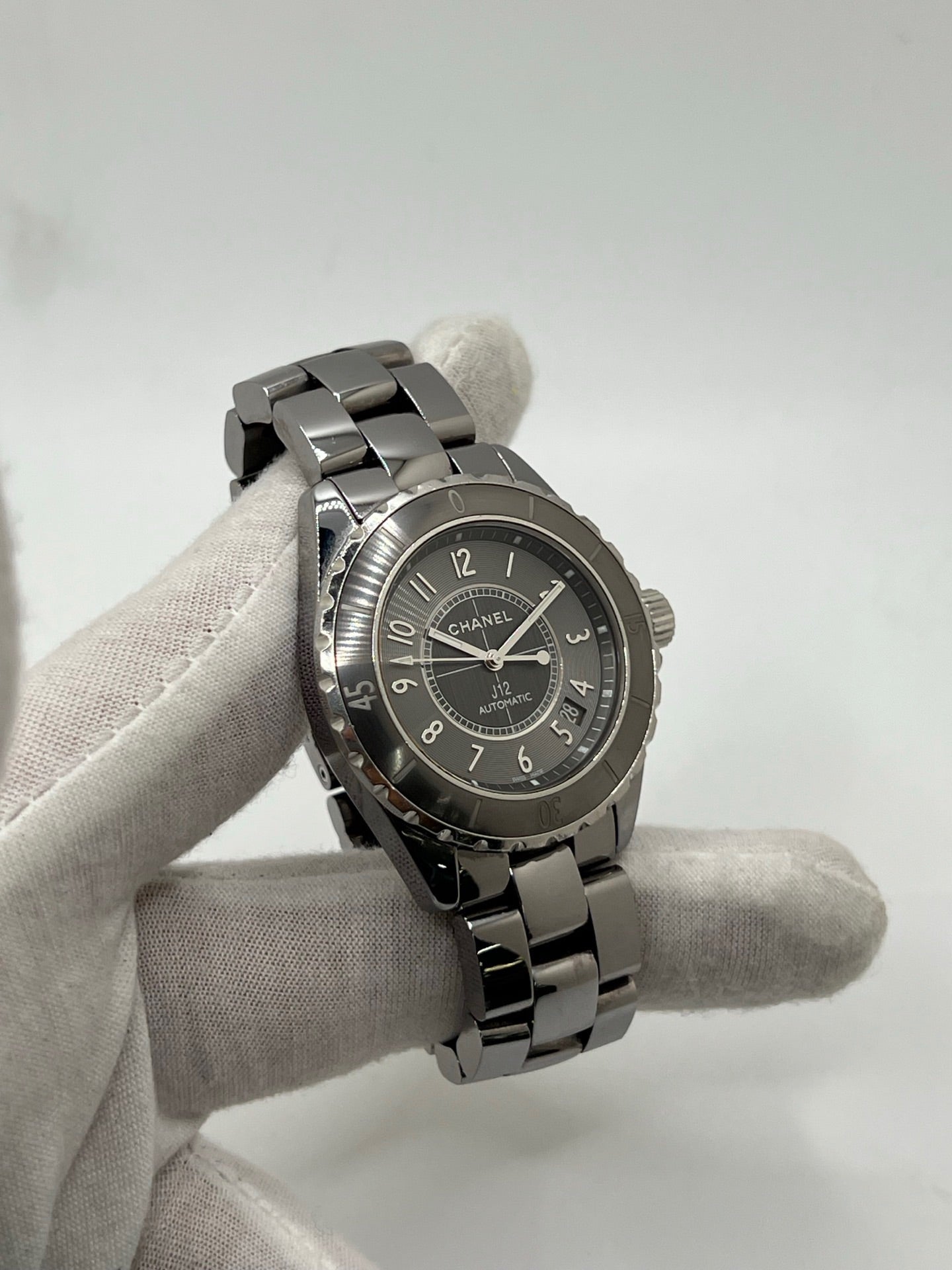 Cette montre iconique de la maison Chanel allie sportivité, élégance et modernité. Son boîtier et son bracelet entièrement réalisés en céramique high-tech offrent une résistance exceptionnelle aux rayures et un confort incomparable au poignet.