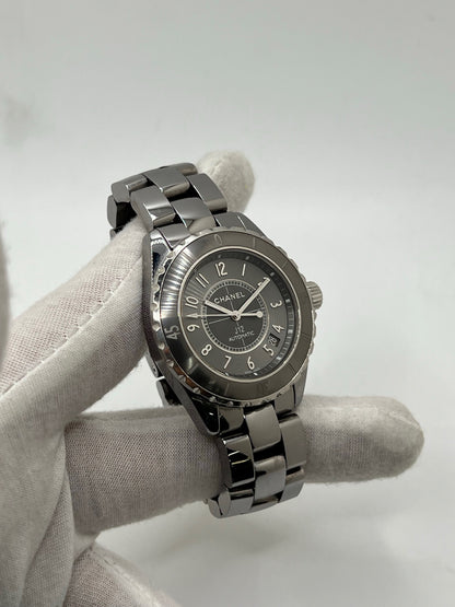 Cette montre iconique de la maison Chanel allie sportivité, élégance et modernité. Son boîtier et son bracelet entièrement réalisés en céramique high-tech offrent une résistance exceptionnelle aux rayures et un confort incomparable au poignet.