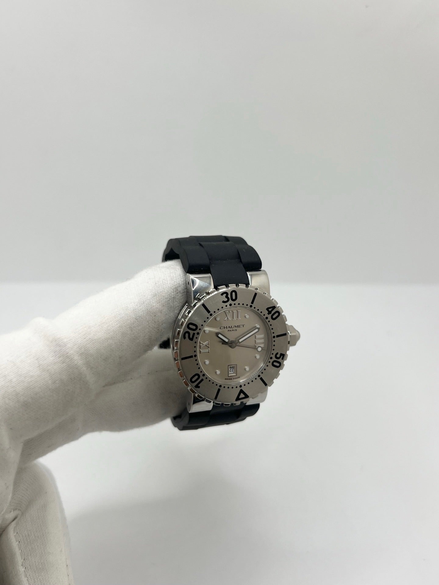 Montre Chaumet Class One référence 622 pour femme en acier inoxydable avec boîtier de 33 mm. Son cadran noir à chiffres romains est protégé par un verre saphir résistant aux rayures. Équipée d’un mouvement à quartz précis, elle est associée à un bracelet en caoutchouc noir avec boucle déployante en acier. Cette montre élégante dispose également d’un affichage de la date et d’une étanchéité jusqu’à 10 ATM. Idéale pour un usage quotidien comme pour les occasions spéciales.
