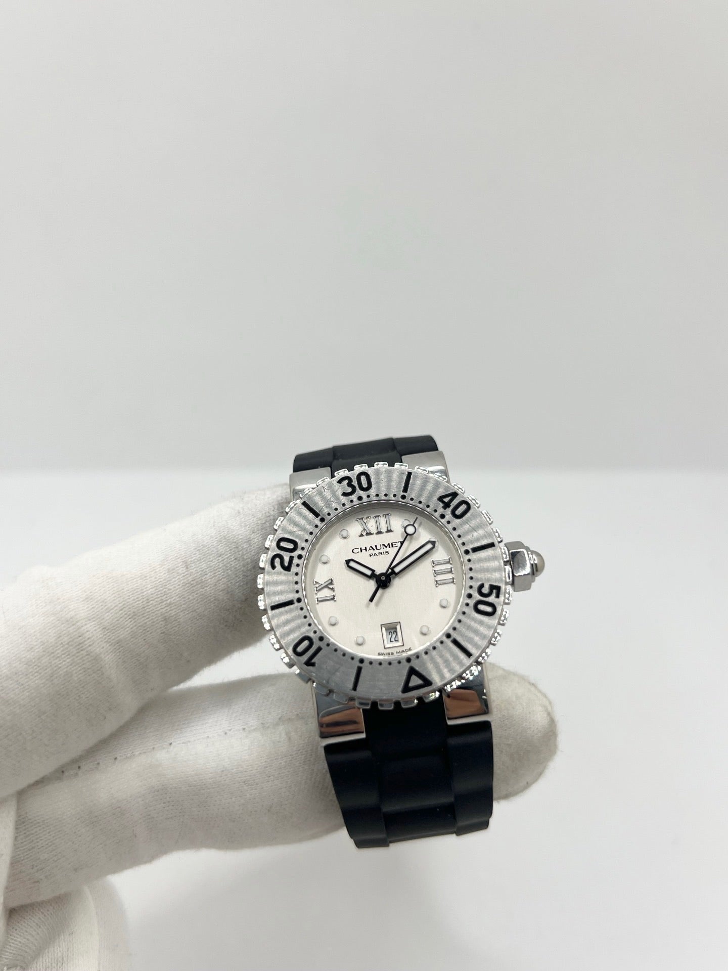 Montre Chaumet Class One référence 622 pour femme en acier inoxydable avec boîtier de 33 mm. Son cadran noir à chiffres romains est protégé par un verre saphir résistant aux rayures. Équipée d’un mouvement à quartz précis, elle est associée à un bracelet en caoutchouc noir avec boucle déployante en acier. Cette montre élégante dispose également d’un affichage de la date et d’une étanchéité jusqu’à 10 ATM. Idéale pour un usage quotidien comme pour les occasions spéciales.
