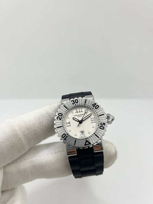 Montre Chaumet Class One référence 622 pour femme en acier inoxydable avec boîtier de 33 mm. Son cadran noir à chiffres romains est protégé par un verre saphir résistant aux rayures. Équipée d’un mouvement à quartz précis, elle est associée à un bracelet en caoutchouc noir avec boucle déployante en acier. Cette montre élégante dispose également d’un affichage de la date et d’une étanchéité jusqu’à 10 ATM. Idéale pour un usage quotidien comme pour les occasions spéciales.

