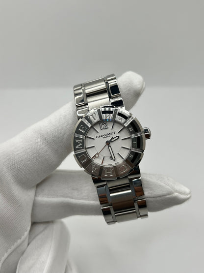Montre Chaumet Class One W1722H-35A en très bon état, datant de 2013, équipée d’un mouvement quartz et d’un boîtier en acier de 33 mm. Son cadran blanc est protégé par un verre saphir. Cette montre Chaumet Class One possède un bracelet en acier et dispose d’une fonction date. Livrée avec son coffret et ses papiers d’origine, elle séduit par son design élégant et sportif, emblématique de la collection Class One de Chaumet.