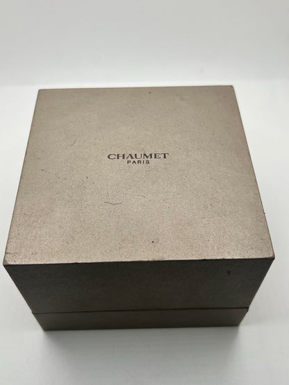 Montre Chaumet Class One W1722H-35A en très bon état, datant de 2013, équipée d’un mouvement quartz et d’un boîtier en acier de 33 mm. Son cadran blanc est protégé par un verre saphir. Cette montre Chaumet Class One possède un bracelet en acier et dispose d’une fonction date. Livrée avec son coffret et ses papiers d’origine, elle séduit par son design élégant et sportif, emblématique de la collection Class One de Chaumet.