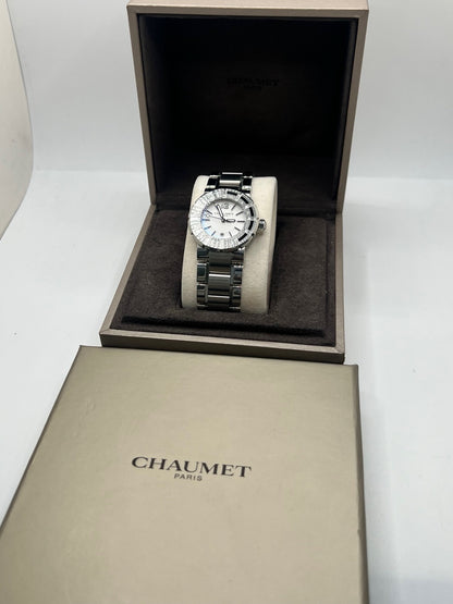 Montre Chaumet Class One W1722H-35A en très bon état, datant de 2013, équipée d’un mouvement quartz et d’un boîtier en acier de 33 mm. Son cadran blanc est protégé par un verre saphir. Cette montre Chaumet Class One possède un bracelet en acier et dispose d’une fonction date. Livrée avec son coffret et ses papiers d’origine, elle séduit par son design élégant et sportif, emblématique de la collection Class One de Chaumet.
