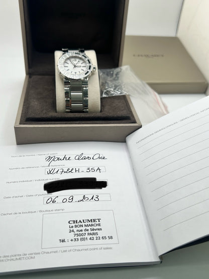 Montre Chaumet Class One W1722H-35A en très bon état, datant de 2013, équipée d’un mouvement quartz et d’un boîtier en acier de 33 mm. Son cadran blanc est protégé par un verre saphir. Cette montre Chaumet Class One possède un bracelet en acier et dispose d’une fonction date. Livrée avec son coffret et ses papiers d’origine, elle séduit par son design élégant et sportif, emblématique de la collection Class One de Chaumet.