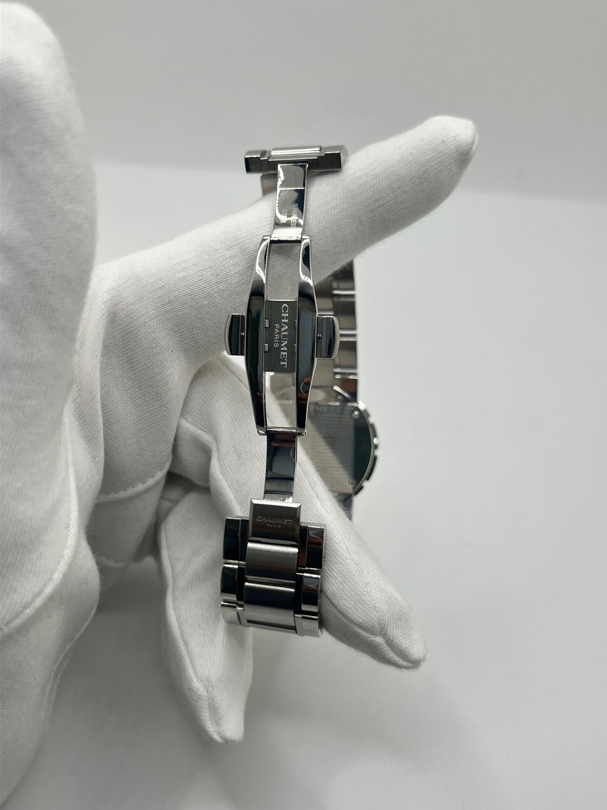 Montre Chaumet Class One W1722H-35A en très bon état, datant de 2013, équipée d’un mouvement quartz et d’un boîtier en acier de 33 mm. Son cadran blanc est protégé par un verre saphir. Cette montre Chaumet Class One possède un bracelet en acier et dispose d’une fonction date. Livrée avec son coffret et ses papiers d’origine, elle séduit par son design élégant et sportif, emblématique de la collection Class One de Chaumet.