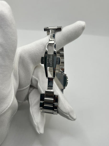 Montre Chaumet Class One W1722H-35A en très bon état, datant de 2013, équipée d’un mouvement quartz et d’un boîtier en acier de 33 mm. Son cadran blanc est protégé par un verre saphir. Cette montre Chaumet Class One possède un bracelet en acier et dispose d’une fonction date. Livrée avec son coffret et ses papiers d’origine, elle séduit par son design élégant et sportif, emblématique de la collection Class One de Chaumet.