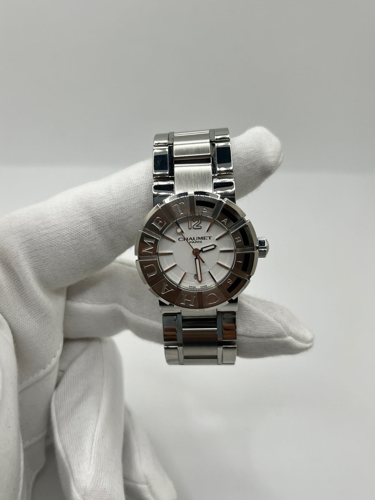 Montre Chaumet Class One W1722H-35A en très bon état, datant de 2013, équipée d’un mouvement quartz et d’un boîtier en acier de 33 mm. Son cadran blanc est protégé par un verre saphir. Cette montre Chaumet Class One possède un bracelet en acier et dispose d’une fonction date. Livrée avec son coffret et ses papiers d’origine, elle séduit par son design élégant et sportif, emblématique de la collection Class One de Chaumet.