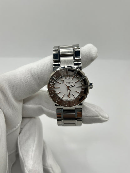 Montre Chaumet Class One W1722H-35A en très bon état, datant de 2013, équipée d’un mouvement quartz et d’un boîtier en acier de 33 mm. Son cadran blanc est protégé par un verre saphir. Cette montre Chaumet Class One possède un bracelet en acier et dispose d’une fonction date. Livrée avec son coffret et ses papiers d’origine, elle séduit par son design élégant et sportif, emblématique de la collection Class One de Chaumet.