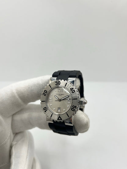 Montre Chaumet Class One référence 622 pour femme en acier inoxydable avec boîtier de 33 mm. Son cadran noir à chiffres romains est protégé par un verre saphir résistant aux rayures. Équipée d’un mouvement à quartz précis, elle est associée à un bracelet en caoutchouc noir avec boucle déployante en acier. Cette montre élégante dispose également d’un affichage de la date et d’une étanchéité jusqu’à 10 ATM. Idéale pour un usage quotidien comme pour les occasions spéciales.
