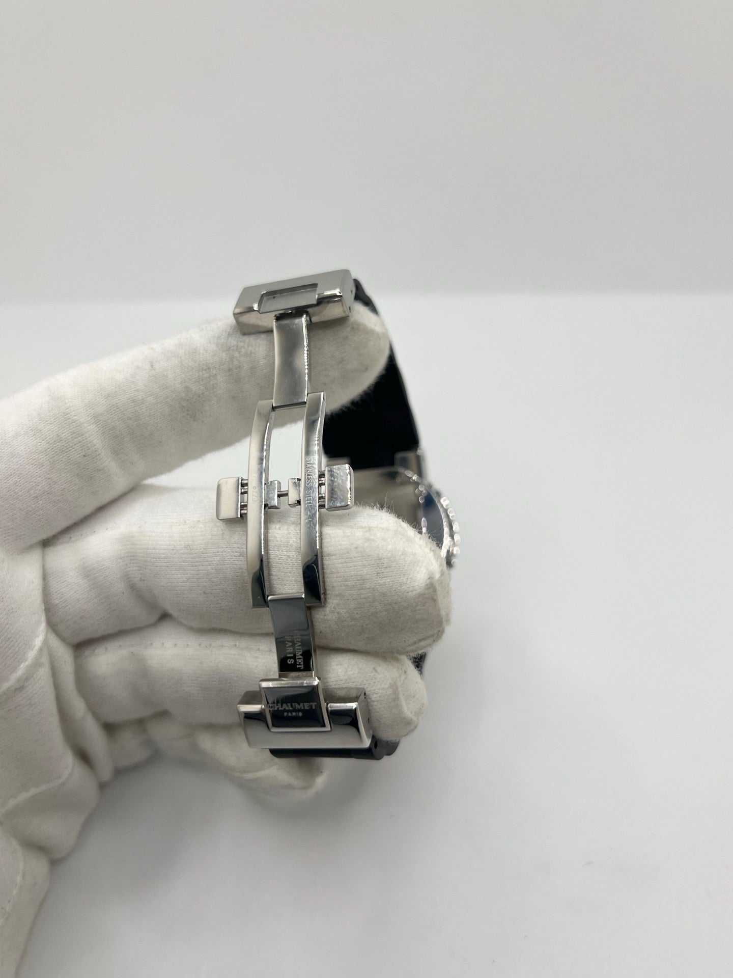 Montre Chaumet Class One référence 622 pour femme en acier inoxydable avec boîtier de 33 mm. Son cadran noir à chiffres romains est protégé par un verre saphir résistant aux rayures. Équipée d’un mouvement à quartz précis, elle est associée à un bracelet en caoutchouc noir avec boucle déployante en acier. Cette montre élégante dispose également d’un affichage de la date et d’une étanchéité jusqu’à 10 ATM. Idéale pour un usage quotidien comme pour les occasions spéciales.
