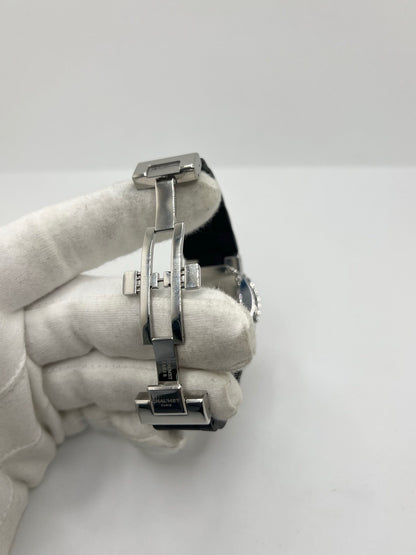 Montre Chaumet Class One référence 622 pour femme en acier inoxydable avec boîtier de 33 mm. Son cadran noir à chiffres romains est protégé par un verre saphir résistant aux rayures. Équipée d’un mouvement à quartz précis, elle est associée à un bracelet en caoutchouc noir avec boucle déployante en acier. Cette montre élégante dispose également d’un affichage de la date et d’une étanchéité jusqu’à 10 ATM. Idéale pour un usage quotidien comme pour les occasions spéciales.
