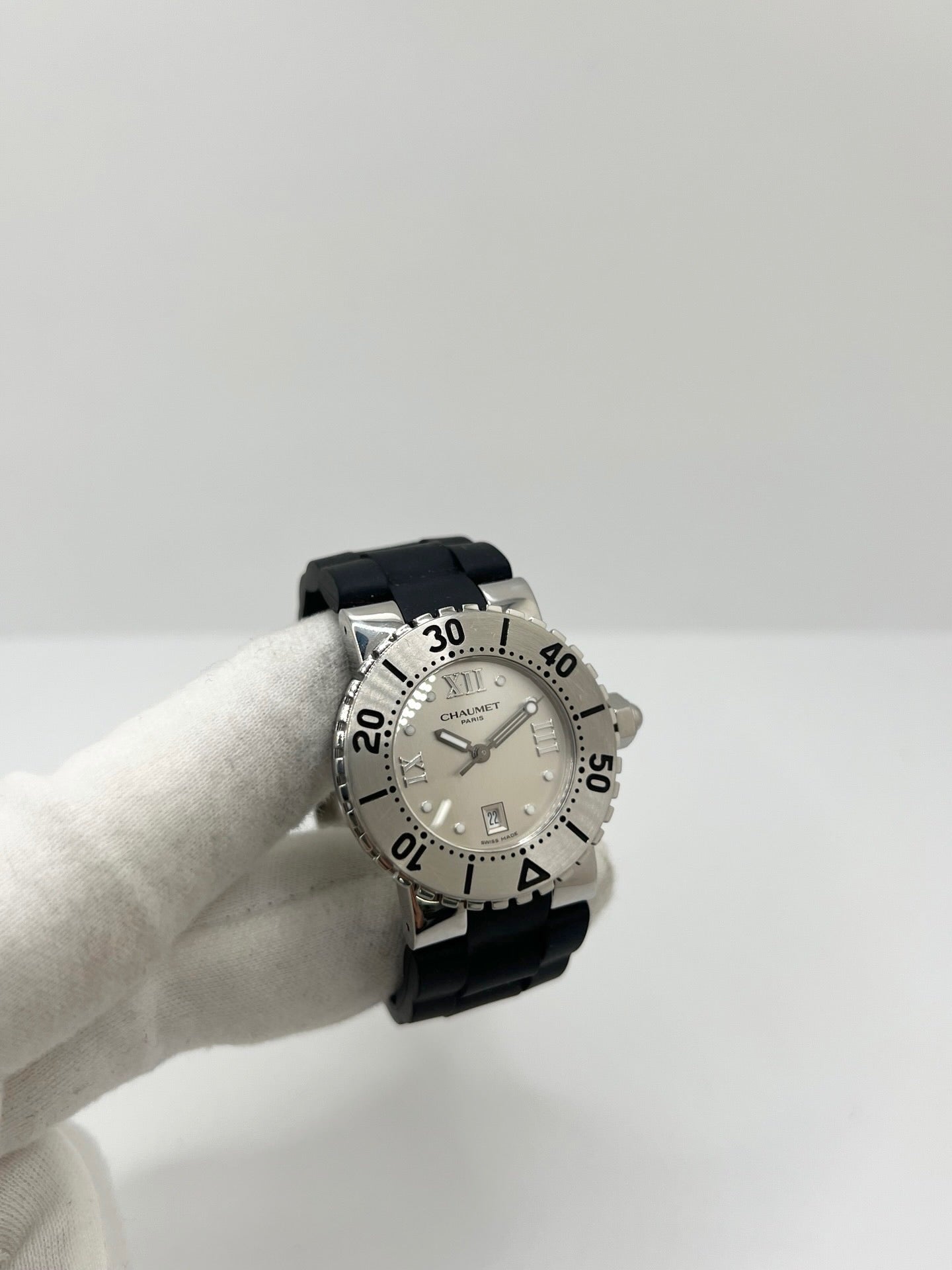 Montre Chaumet Class One référence 622 pour femme en acier inoxydable avec boîtier de 33 mm. Son cadran noir à chiffres romains est protégé par un verre saphir résistant aux rayures. Équipée d’un mouvement à quartz précis, elle est associée à un bracelet en caoutchouc noir avec boucle déployante en acier. Cette montre élégante dispose également d’un affichage de la date et d’une étanchéité jusqu’à 10 ATM. Idéale pour un usage quotidien comme pour les occasions spéciales.

