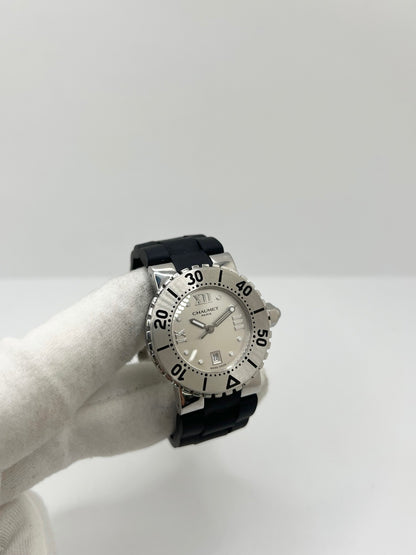 Montre Chaumet Class One référence 622 pour femme en acier inoxydable avec boîtier de 33 mm. Son cadran noir à chiffres romains est protégé par un verre saphir résistant aux rayures. Équipée d’un mouvement à quartz précis, elle est associée à un bracelet en caoutchouc noir avec boucle déployante en acier. Cette montre élégante dispose également d’un affichage de la date et d’une étanchéité jusqu’à 10 ATM. Idéale pour un usage quotidien comme pour les occasions spéciales.
