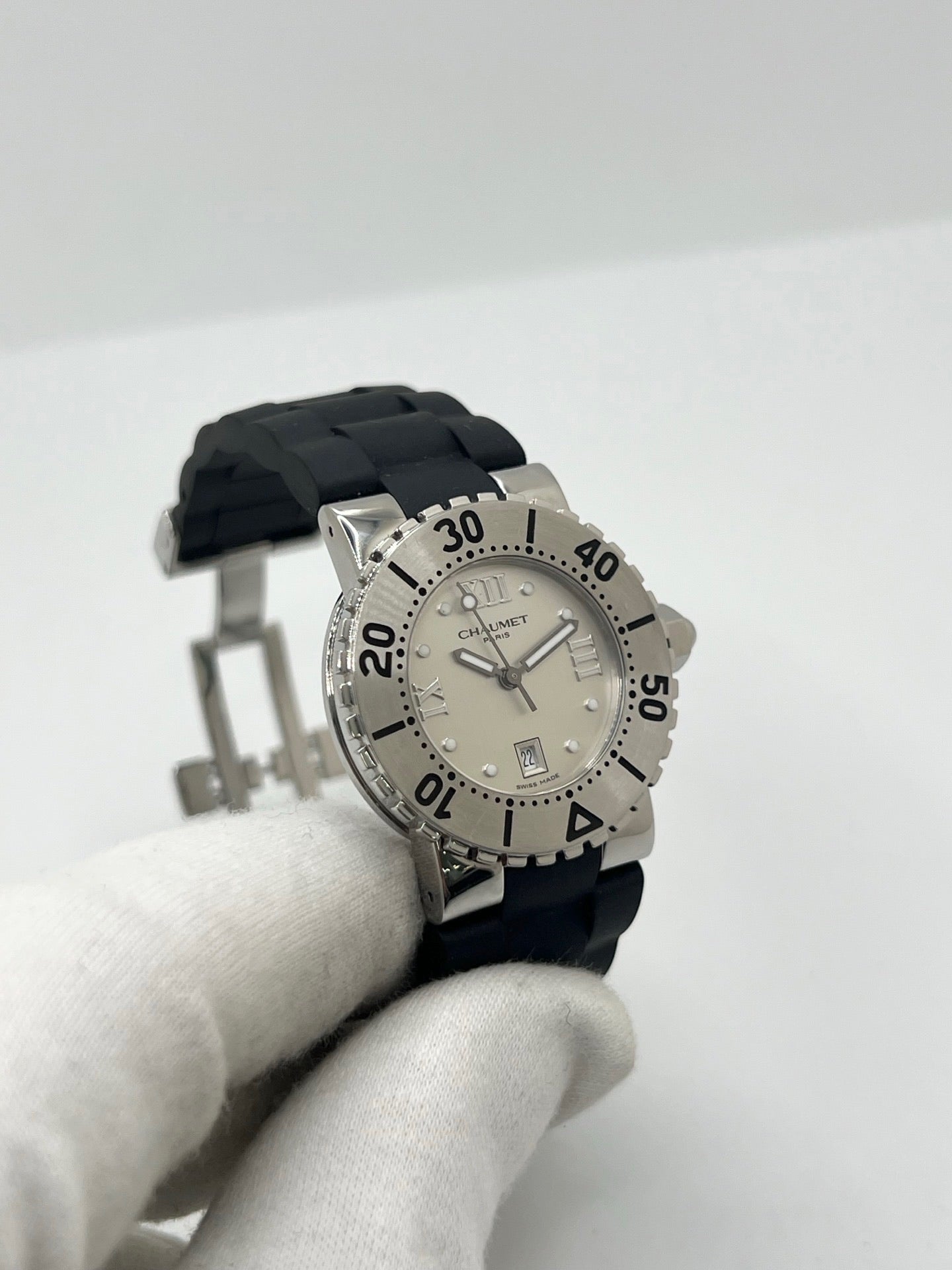 Montre Chaumet Class One référence 622 pour femme en acier inoxydable avec boîtier de 33 mm. Son cadran noir à chiffres romains est protégé par un verre saphir résistant aux rayures. Équipée d’un mouvement à quartz précis, elle est associée à un bracelet en caoutchouc noir avec boucle déployante en acier. Cette montre élégante dispose également d’un affichage de la date et d’une étanchéité jusqu’à 10 ATM. Idéale pour un usage quotidien comme pour les occasions spéciales.
