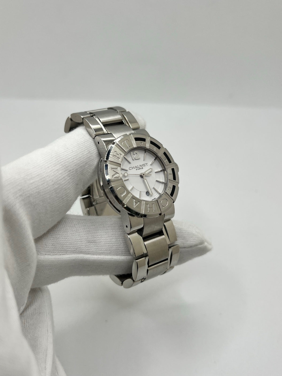 Montre Chaumet Class One W1722H-35A en très bon état, datant de 2013, équipée d’un mouvement quartz et d’un boîtier en acier de 33 mm. Son cadran blanc est protégé par un verre saphir. Cette montre Chaumet Class One possède un bracelet en acier et dispose d’une fonction date. Livrée avec son coffret et ses papiers d’origine, elle séduit par son design élégant et sportif, emblématique de la collection Class One de Chaumet.