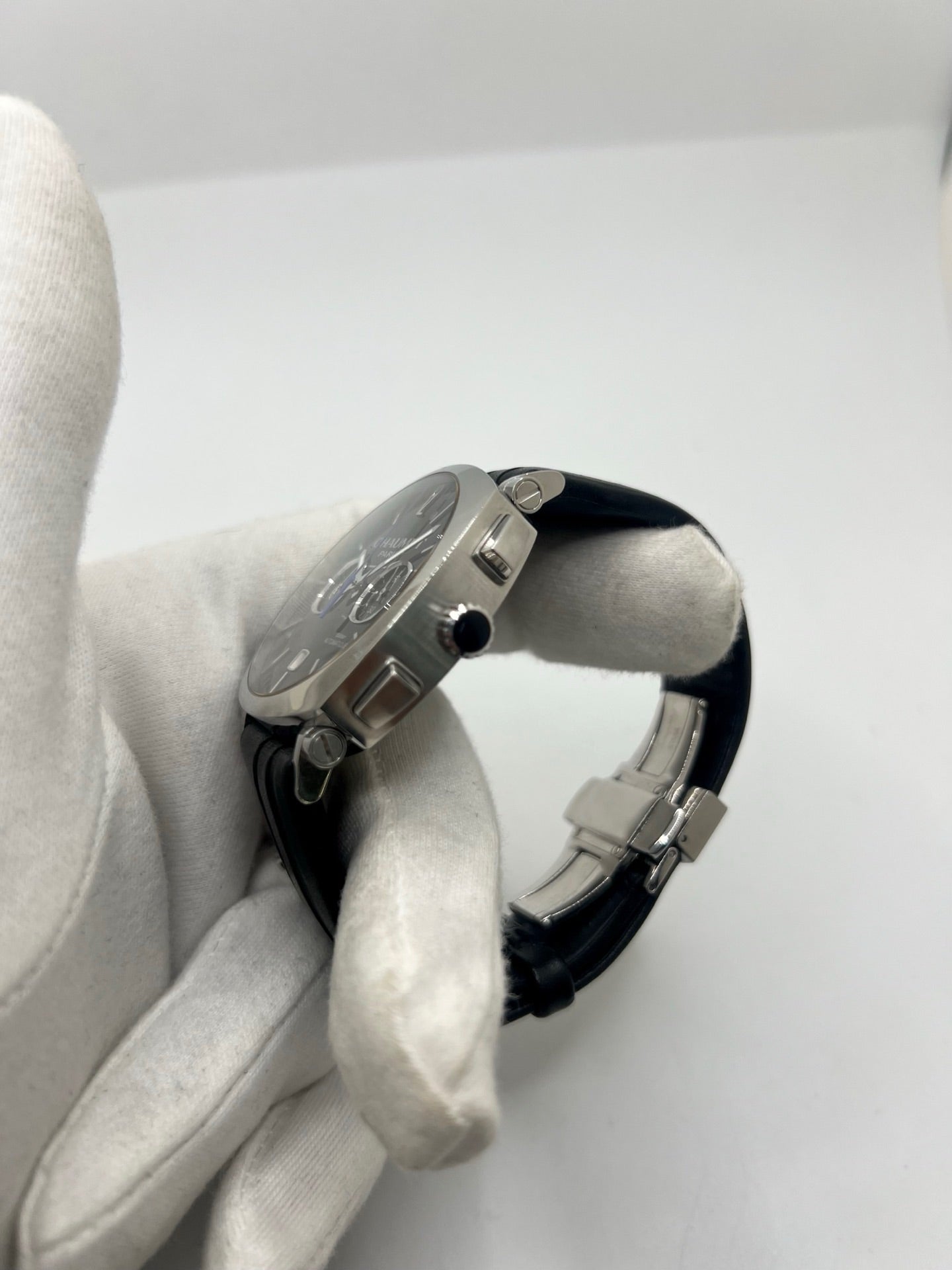 Montre Chaumet Dandy réf. 1229 pour homme ou unisexe, dotée d’un mouvement automatique. Boîtier en acier de 40 mm avec lunette assortie et verre saphir résistant aux rayures. Cadran noir à index bâtons, fonction chronographe et affichage de la date. Bracelet en cuir noir avec boucle déployante en acier. Montre de luxe d’occasion en très bon état, présentant de légères traces d’usure. Révisée en interne le 23 juin 2026, livrée avec coffret d’origine, sans papiers. Disponible à Paris. 