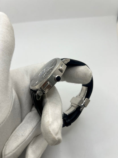 Montre Chaumet Dandy réf. 1229 pour homme ou unisexe, dotée d’un mouvement automatique. Boîtier en acier de 40 mm avec lunette assortie et verre saphir résistant aux rayures. Cadran noir à index bâtons, fonction chronographe et affichage de la date. Bracelet en cuir noir avec boucle déployante en acier. Montre de luxe d’occasion en très bon état, présentant de légères traces d’usure. Révisée en interne le 23 juin 2026, livrée avec coffret d’origine, sans papiers. Disponible à Paris. 