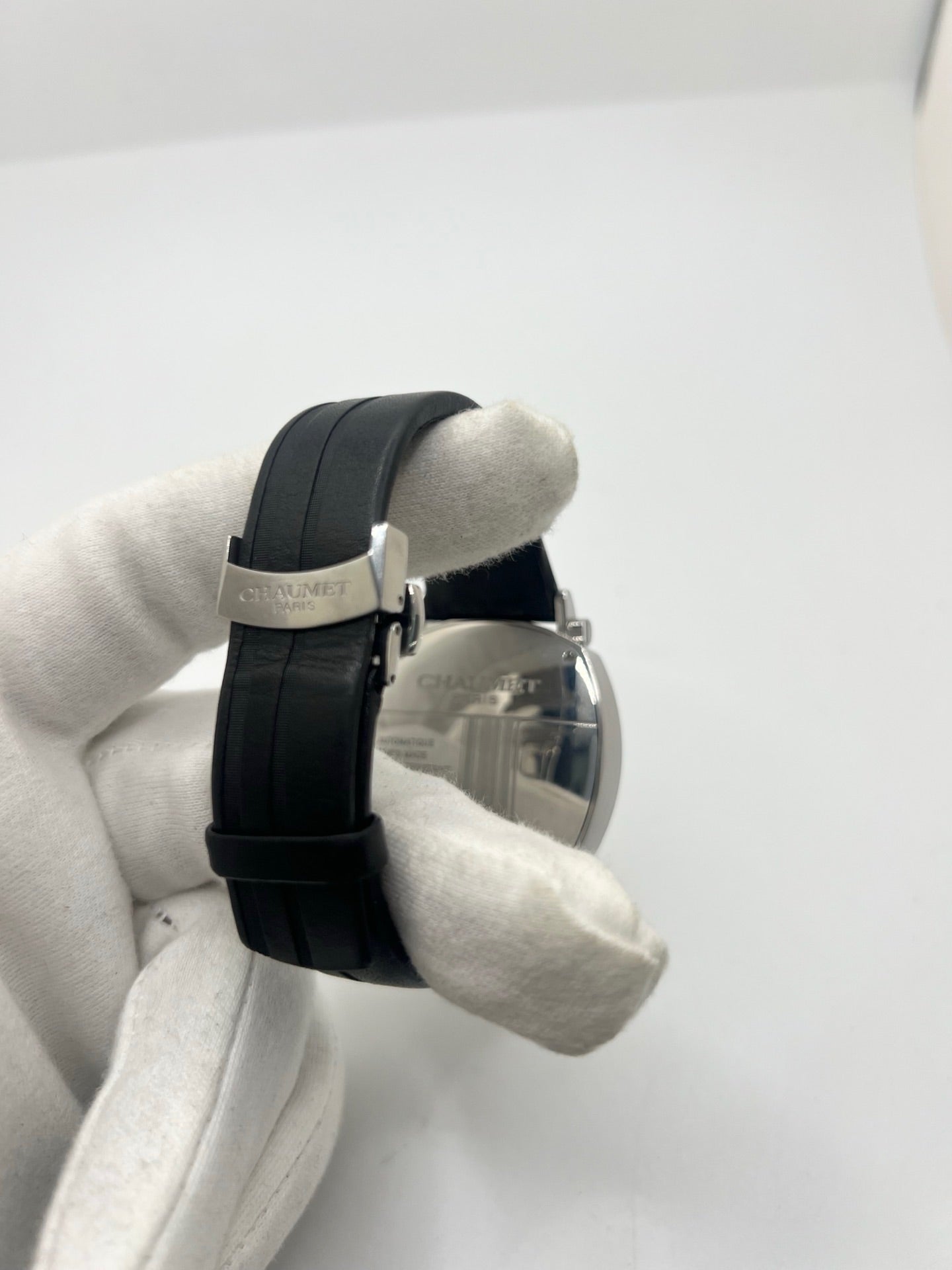 Montre Chaumet Dandy réf. 1229 pour homme ou unisexe, dotée d’un mouvement automatique. Boîtier en acier de 40 mm avec lunette assortie et verre saphir résistant aux rayures. Cadran noir à index bâtons, fonction chronographe et affichage de la date. Bracelet en cuir noir avec boucle déployante en acier. Montre de luxe d’occasion en très bon état, présentant de légères traces d’usure. Révisée en interne le 23 juin 2026, livrée avec coffret d’origine, sans papiers. Disponible à Paris. 