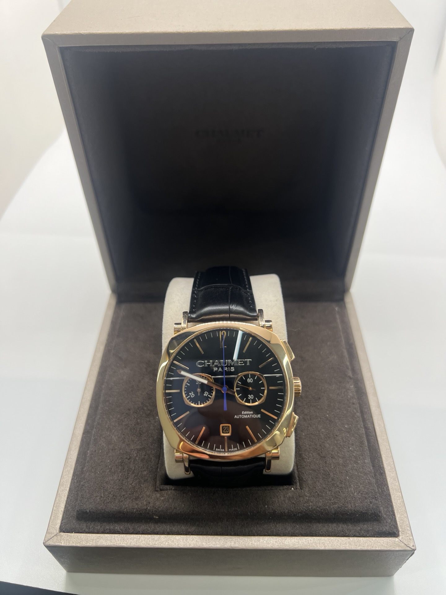 Découvrez l’élégance masculine selon Chaumet, incarnée par cette somptueuse Dandy XL Chronograph en or rose 18K, une montre à la fois raffinée et charismatique, symbole du chic parisien contemporain. Son boîtier de 40 mm séduit par ses proportions parfaites et son éclat chaud, sublimé par les reflets de l’or rose. 