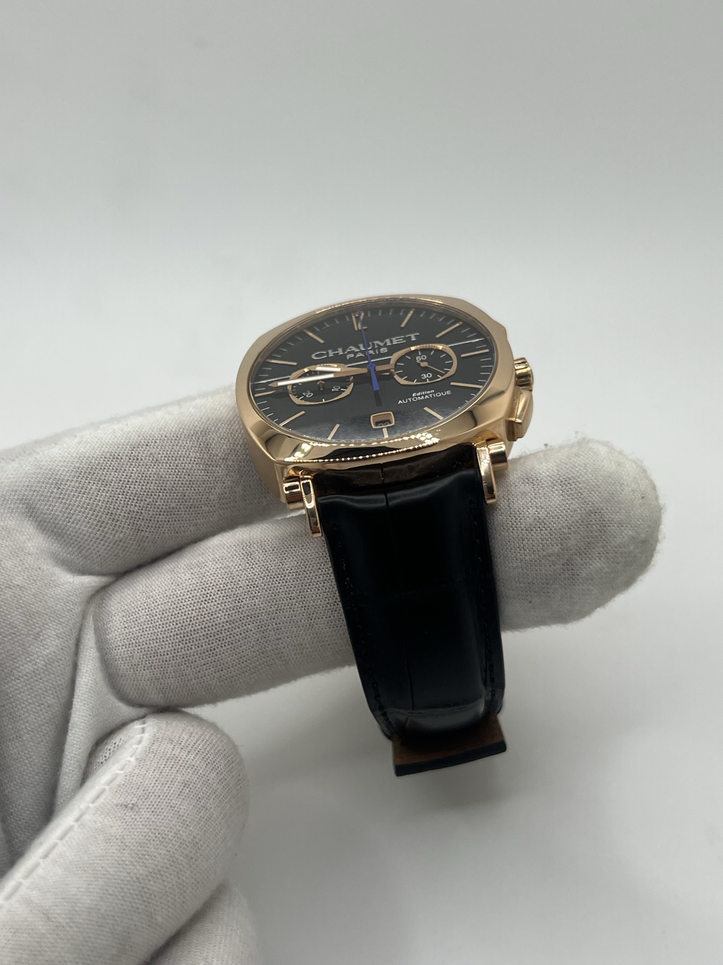 Découvrez l’élégance masculine selon Chaumet, incarnée par cette somptueuse Dandy XL Chronograph en or rose 18K, une montre à la fois raffinée et charismatique, symbole du chic parisien contemporain. Son boîtier de 40 mm séduit par ses proportions parfaites et son éclat chaud, sublimé par les reflets de l’or rose. 