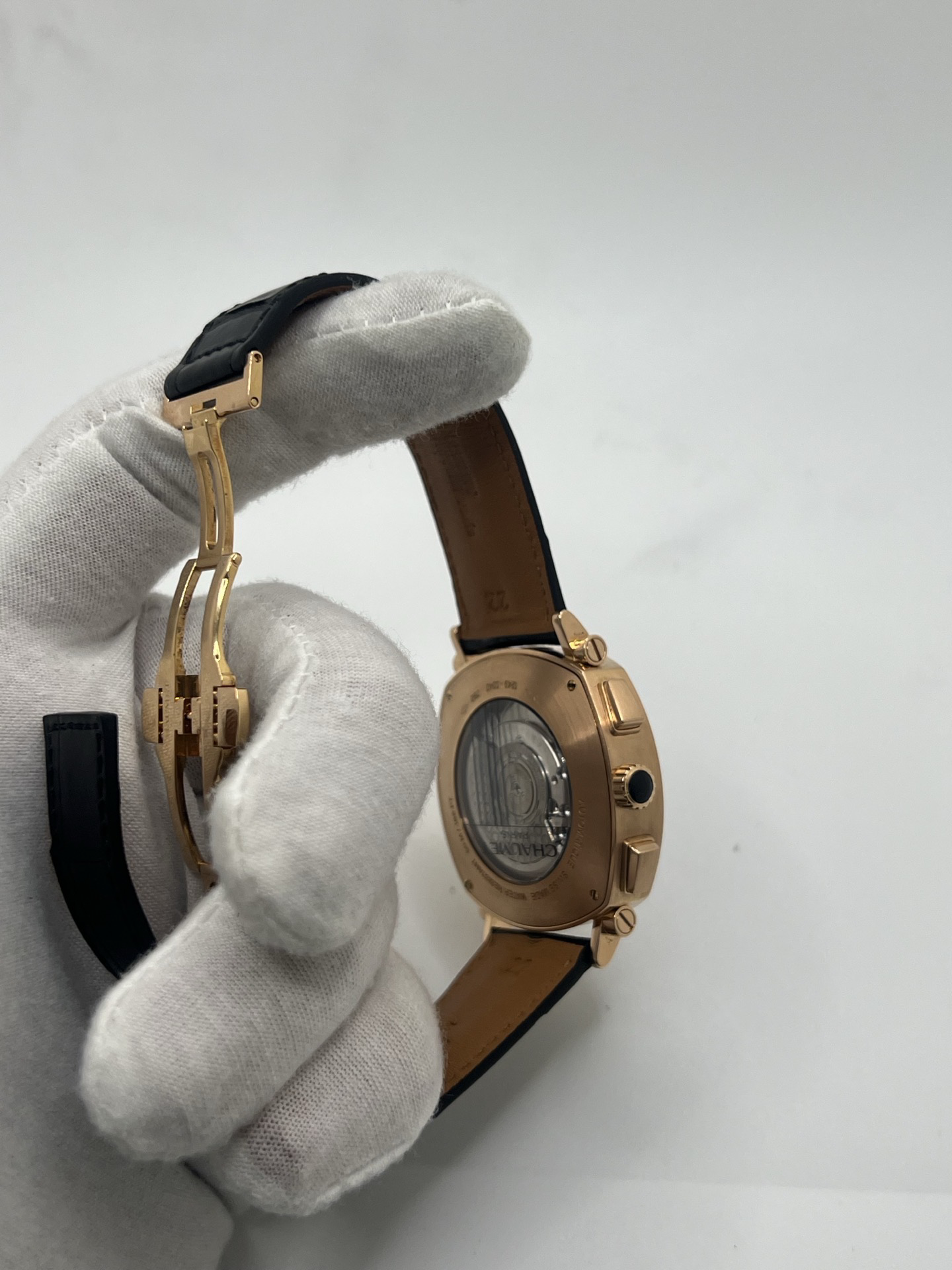 Découvrez l’élégance masculine selon Chaumet, incarnée par cette somptueuse Dandy XL Chronograph en or rose 18K, une montre à la fois raffinée et charismatique, symbole du chic parisien contemporain. Son boîtier de 40 mm séduit par ses proportions parfaites et son éclat chaud, sublimé par les reflets de l’or rose. 