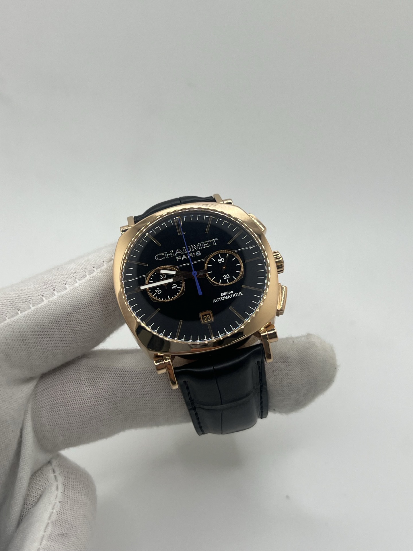 Découvrez l’élégance masculine selon Chaumet, incarnée par cette somptueuse Dandy XL Chronograph en or rose 18K, une montre à la fois raffinée et charismatique, symbole du chic parisien contemporain. Son boîtier de 40 mm séduit par ses proportions parfaites et son éclat chaud, sublimé par les reflets de l’or rose. 