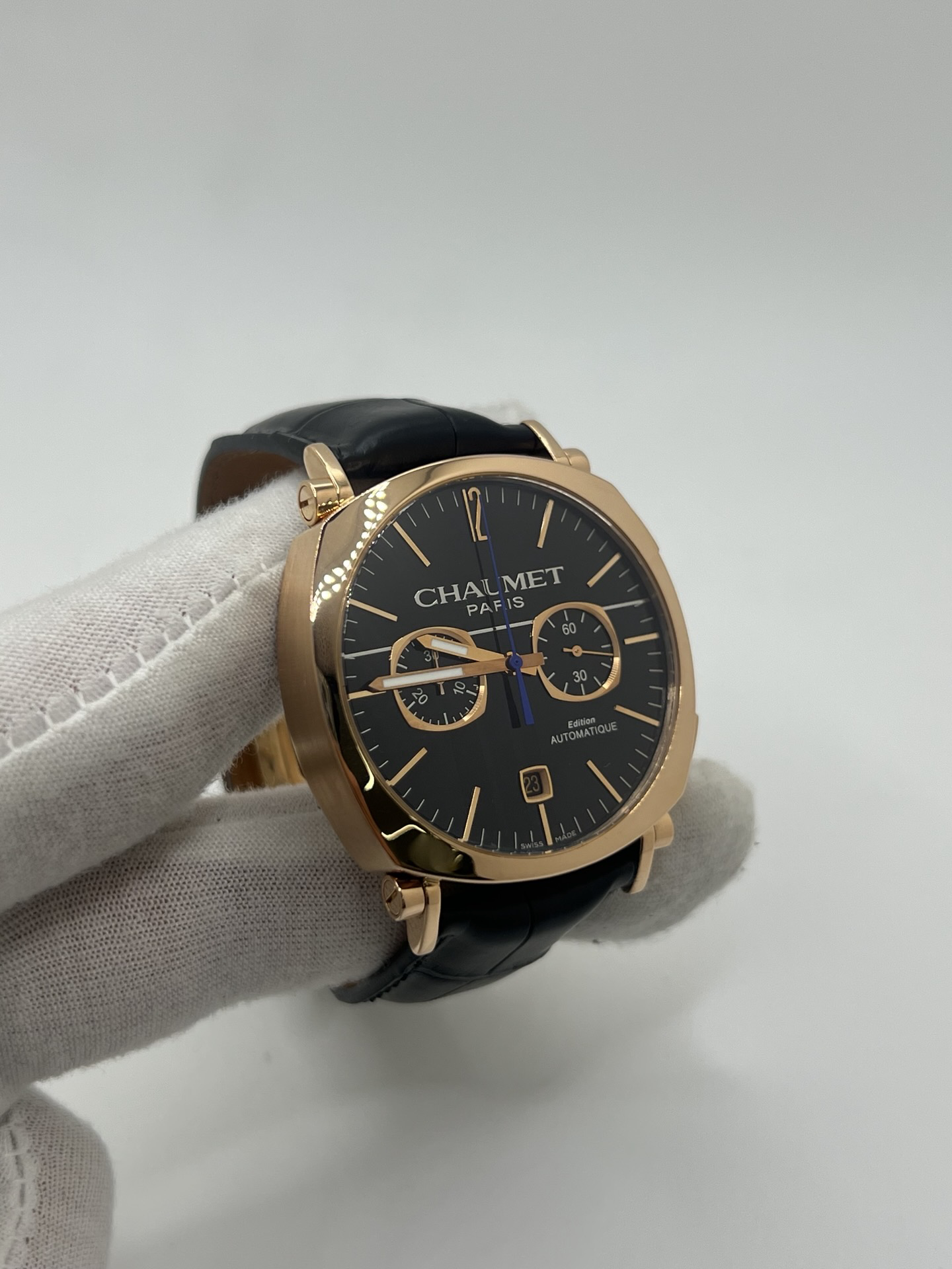 Découvrez l’élégance masculine selon Chaumet, incarnée par cette somptueuse Dandy XL Chronograph en or rose 18K, une montre à la fois raffinée et charismatique, symbole du chic parisien contemporain. Son boîtier de 40 mm séduit par ses proportions parfaites et son éclat chaud, sublimé par les reflets de l’or rose. 