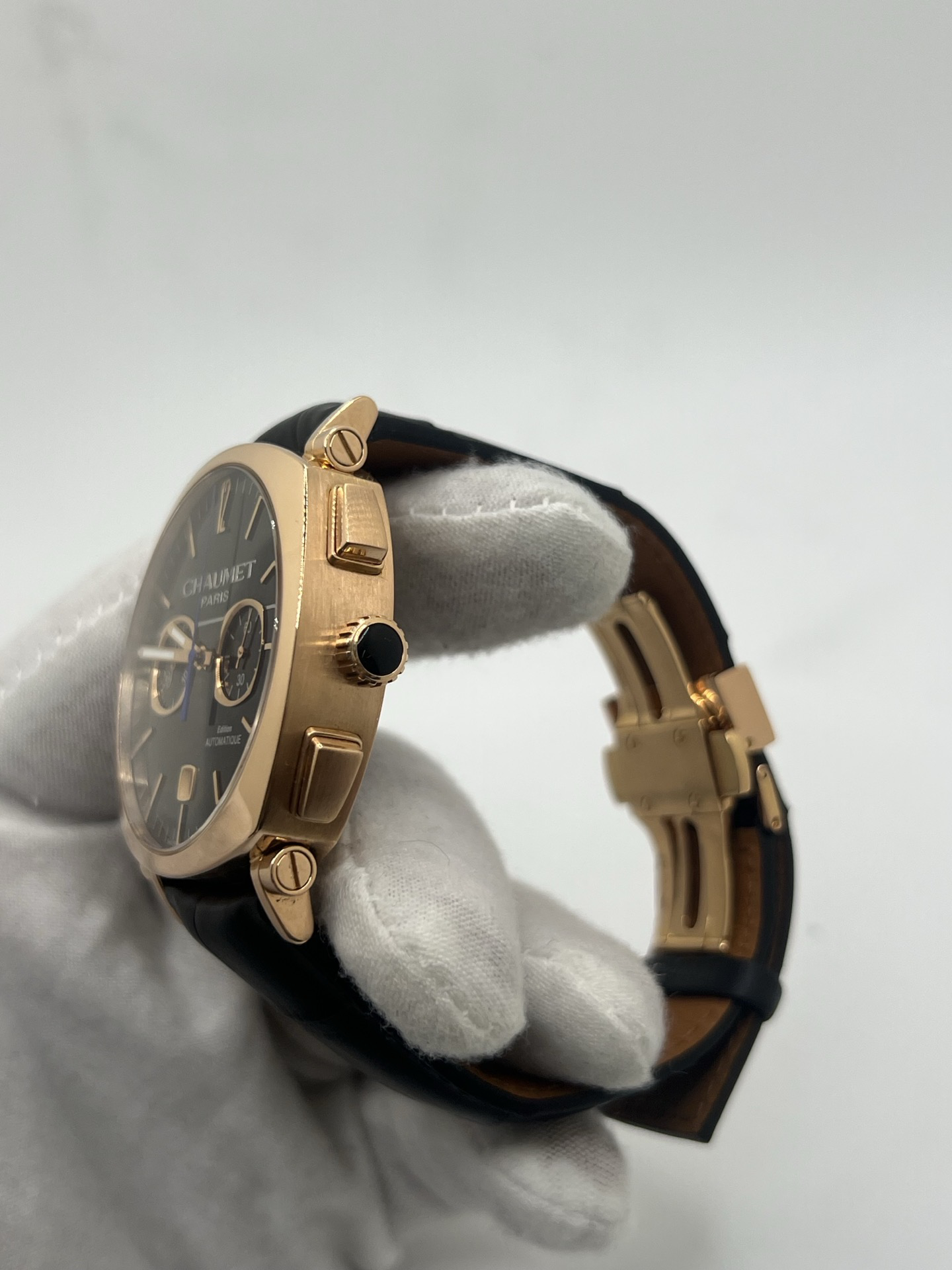 Découvrez l’élégance masculine selon Chaumet, incarnée par cette somptueuse Dandy XL Chronograph en or rose 18K, une montre à la fois raffinée et charismatique, symbole du chic parisien contemporain. Son boîtier de 40 mm séduit par ses proportions parfaites et son éclat chaud, sublimé par les reflets de l’or rose. 