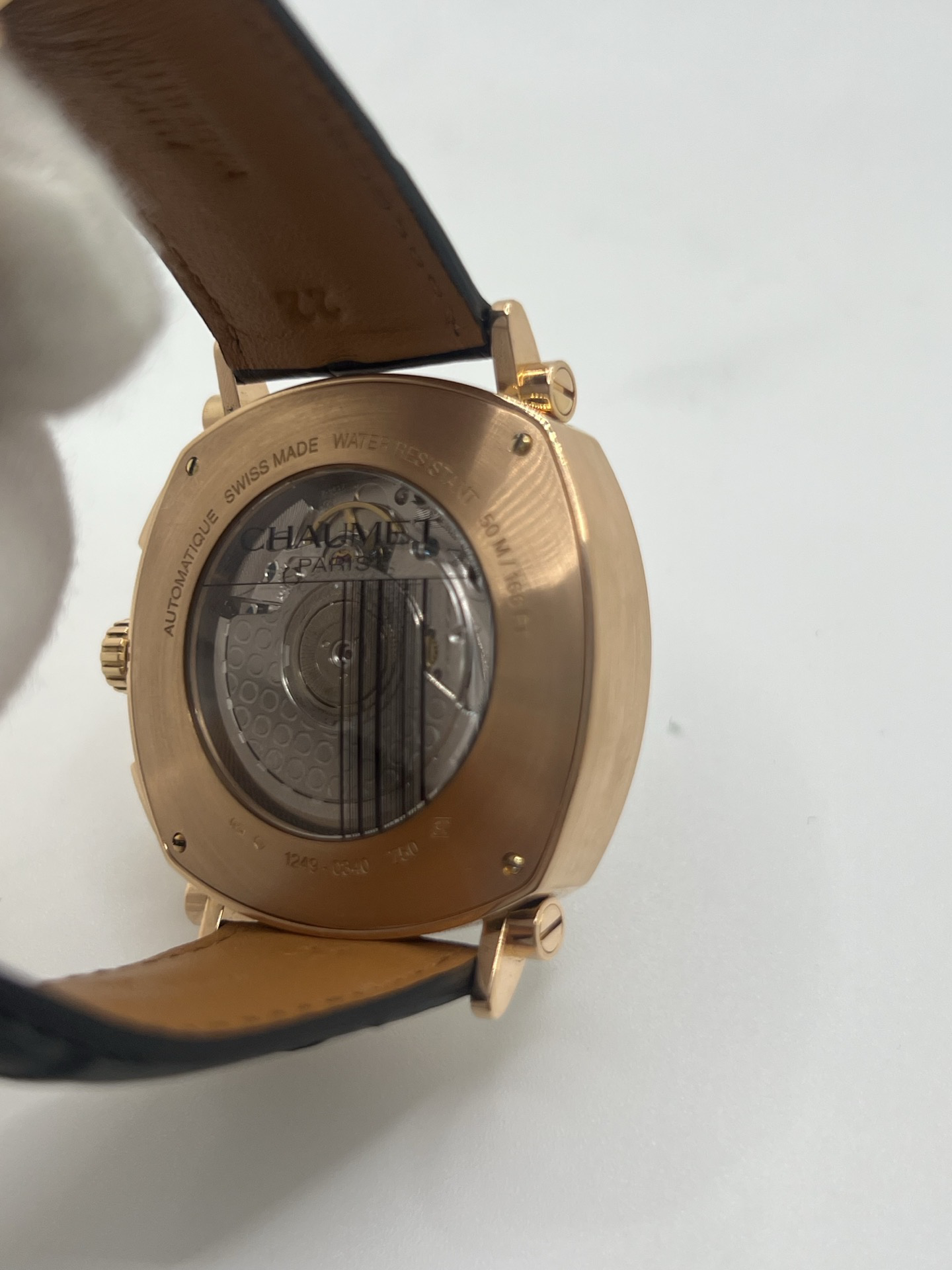 Découvrez l’élégance masculine selon Chaumet, incarnée par cette somptueuse Dandy XL Chronograph en or rose 18K, une montre à la fois raffinée et charismatique, symbole du chic parisien contemporain. Son boîtier de 40 mm séduit par ses proportions parfaites et son éclat chaud, sublimé par les reflets de l’or rose. 
