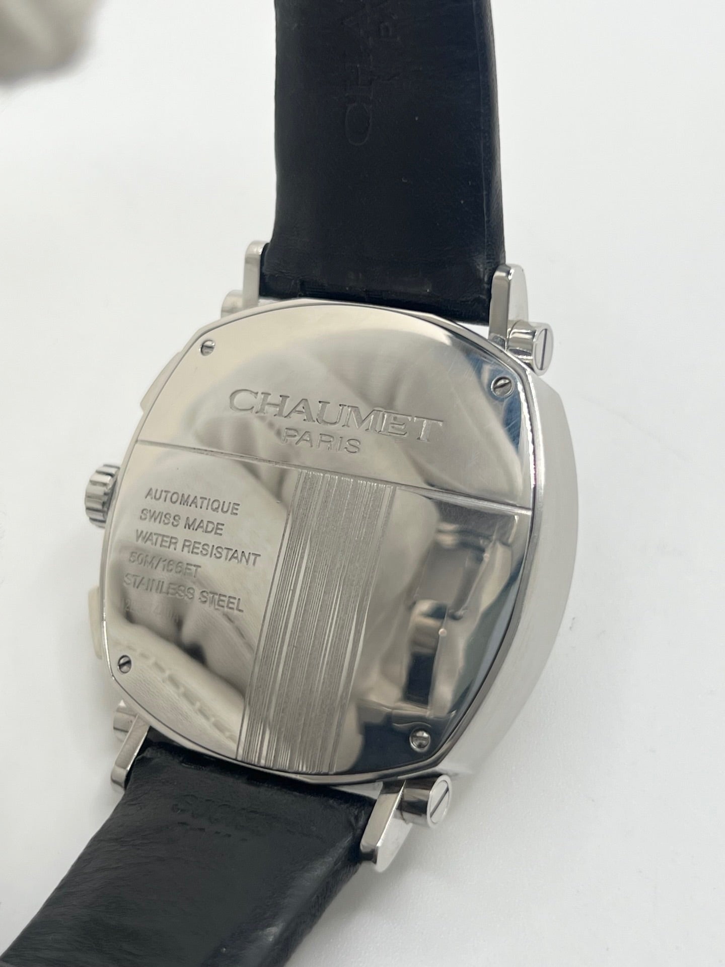 Montre Chaumet Dandy réf. 1229 pour homme ou unisexe, dotée d’un mouvement automatique. Boîtier en acier de 40 mm avec lunette assortie et verre saphir résistant aux rayures. Cadran noir à index bâtons, fonction chronographe et affichage de la date. Bracelet en cuir noir avec boucle déployante en acier. Montre de luxe d’occasion en très bon état, présentant de légères traces d’usure. Révisée en interne le 23 juin 2026, livrée avec coffret d’origine, sans papiers. Disponible à Paris. 